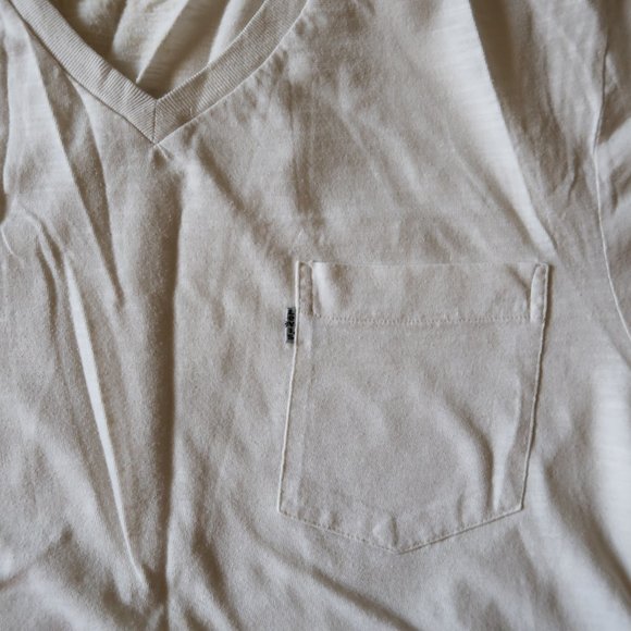 Levi’s V-Neck White T-Shirt - Picture 3 of 4